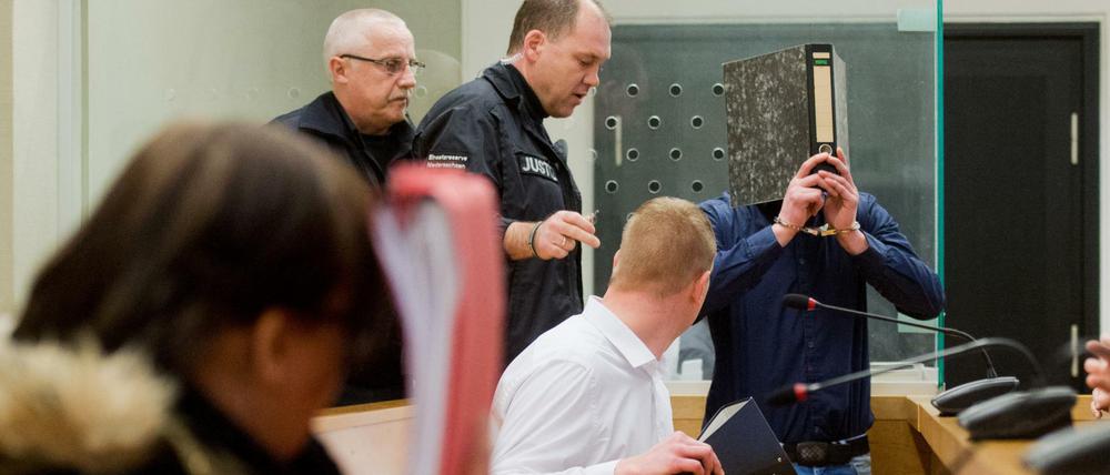 Das Landgericht in Hannover verhandelte wegen des Brandanschlags gegen drei Angeklagte.