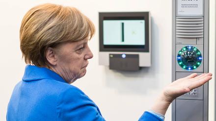 Angela Merkel testete am Dienstag während ihres Rundgangs über die Cebit einen biometrischen Handvenenscanner. Bei der Kanzlerin hat es nicht funktioniert. 