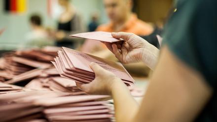 Von dem ankreuzen in der Wahlkabine bis zum amtlichen Endergebnis durchlaufen Wählerstimmen viele Stationen. 
