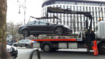 Nach dem schweren Unfall nach einem illegalen Autorennen auf der Tauentzienstraße führte die Polizei vermehrt Kontrollen durch. Wer an seinem Auto ohne Genehmigung geschraubt hat, wird abgeschleppt.