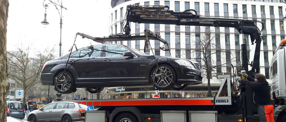 Nach dem schweren Unfall nach einem illegalen Autorennen auf der Tauentzienstraße führte die Polizei vermehrt Kontrollen durch. Wer an seinem Auto ohne Genehmigung geschraubt hat, wird abgeschleppt.