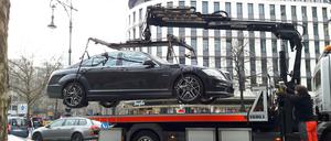 Nach dem schweren Unfall nach einem illegalen Autorennen auf der Tauentzienstraße führte die Polizei vermehrt Kontrollen durch. Wer an seinem Auto ohne Genehmigung geschraubt hat, wird abgeschleppt.