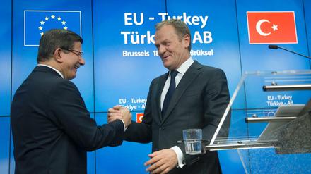 Hand drauf: Der türkische Premierminister Ahmet Davutoglu (links) und EU-Ratspräsident Donald Tusk besiegeln das Flüchtlingsabkommen.