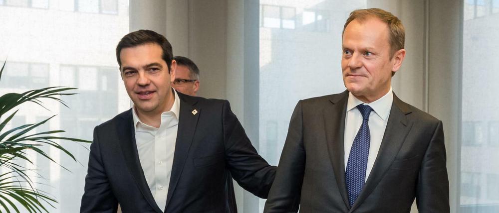 Donald Tusk mit Alexis Tsipras bei einem Treffen am Rande des EU-Gipfels.
