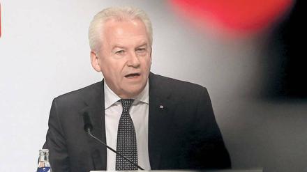 Mann sieht Rot. Bahn-Chef Rüdiger Grube am Mittwoch in Berlin. Foto: Wolfgang Kumm/dpa