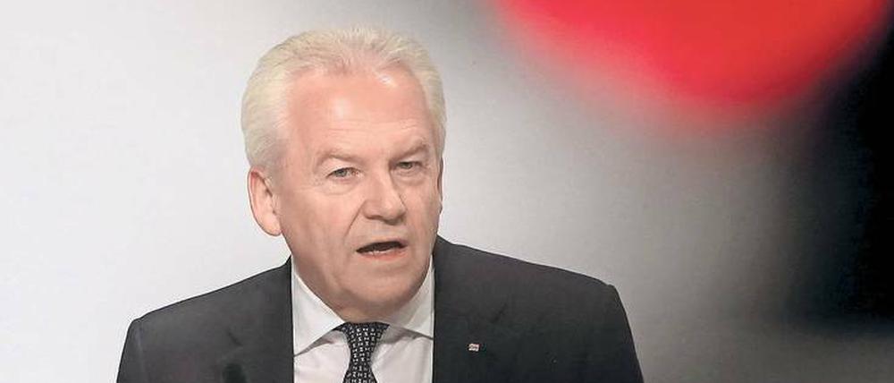 Mann sieht Rot. Bahn-Chef Rüdiger Grube am Mittwoch in Berlin. Foto: Wolfgang Kumm/dpa
