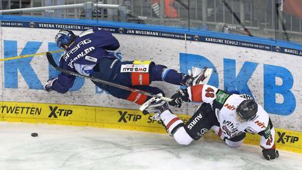 Eisbären-Spieler Frank Hördler (links) zeigte im ersten Spiel gegen die Haie vollen Einsatz.