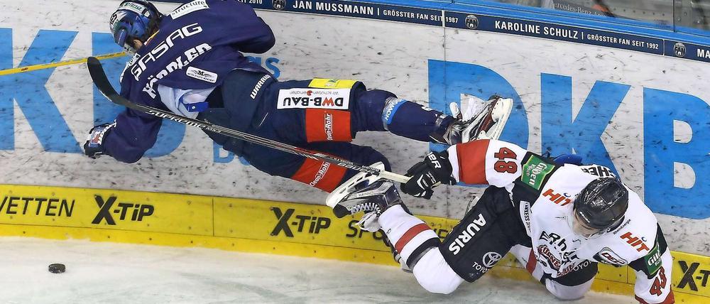 Eisbären-Spieler Frank Hördler (links) zeigte im ersten Spiel gegen die Haie vollen Einsatz.