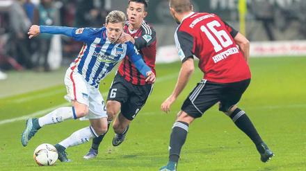 Zaubern und siegen. Herthas Mitchell Weiser im Duell mit den Ingolstädtern Alfredo Morales (Mitte) und Lukas Hinterseer, fotografiert beim Berliner 1:0-Erfolg in der Hinrunde.