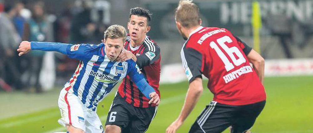 Zaubern und siegen. Herthas Mitchell Weiser im Duell mit den Ingolstädtern Alfredo Morales (Mitte) und Lukas Hinterseer, fotografiert beim Berliner 1:0-Erfolg in der Hinrunde.