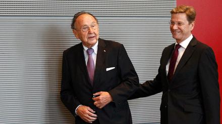 Hans-Dietrich Genscher und Guido Westerwelle im Jahr 2010 im Reichstagsgebäude in Berlin.