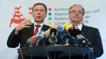 Carsten Sieling (links), Bürgermeister von Bremen, und Reiner Haseloff, Ministerpräsident von Sachsen-Anhalt.