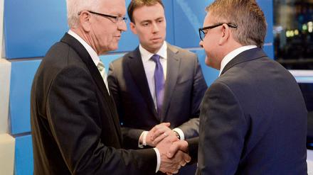 Winfried Kretschmann (Grüne, l.) und Guido Wolf (CDU, r.) könnten die erste grün-schwarze Koalition in Deutschland bilden. Der bisherige Koalitionspartner der Grünen, Nils Schmid (SPD) muss zusehen - die FDP will nicht mit ihm regieren, mit CDU oder Grünen reichen die Stimmen nicht. 