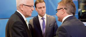 Winfried Kretschmann (Grüne, l.) und Guido Wolf (CDU, r.) könnten die erste grün-schwarze Koalition in Deutschland bilden. Der bisherige Koalitionspartner der Grünen, Nils Schmid (SPD) muss zusehen - die FDP will nicht mit ihm regieren, mit CDU oder Grünen reichen die Stimmen nicht. 