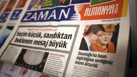 Die Titelseite einer Ausgabe der türkischen Tageszeitung Zaman liegt am Freitag in den Räumen der Berliner Redaktion. Zuvor hatte der Vorsitzende des Deutschen Journalisten-Verbands (DJV) die Redaktion besucht.