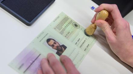 Zwischen Improvisation und Bürokratie: der Ankunftsnachweis für Flüchtlinge.