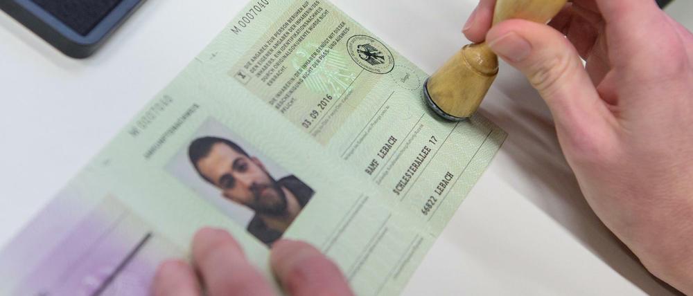 Zwischen Improvisation und Bürokratie: der Ankunftsnachweis für Flüchtlinge.