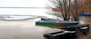 Die Lausitzer Tagebaue schaden auch den Gewässern in Brandenburg. Viele sind mit Ockerschlamm belastet, und die Spree trägt so viel Sulfat nach Berlin, dass das Trinkwasser in Gefahr gerät.