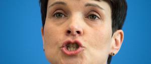 Frauke Petry, Bundesvorsitzende der Partei Alternative für Deutschland (AfD), am Montag bei einer Pressekonferenz in Berlin. Ein ehemaliger Lehrer von ihr ist nicht begeistert von seiner früheren Schülerin. 