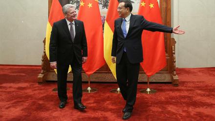 Bitte dort lang. Bundespräsident Joachim Gauck (links) wird in der Großen Halle des Volkes in Peking vom chinesischen Regierungschef Li Keqiang empfangen.