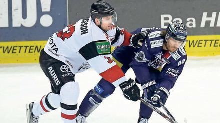 Eng war es nur am Anfang. Die Eisbären, hier mit Julian Talbot (rechts) gegen Fredrik Eriksson, erwischten vor eigenem Publikum einen schwachen Start in die Play-offs. Freitag kommt es in Köln zum zweiten Duell. 