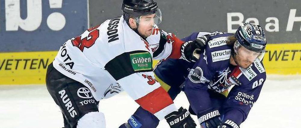Eng war es nur am Anfang. Die Eisbären, hier mit Julian Talbot (rechts) gegen Fredrik Eriksson, erwischten vor eigenem Publikum einen schwachen Start in die Play-offs. Freitag kommt es in Köln zum zweiten Duell.