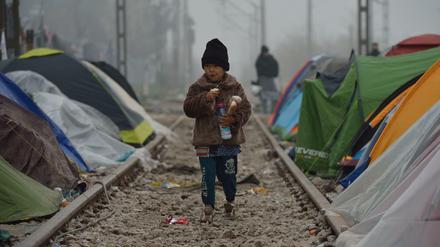 Ein Kind in einem Flüchtlingslager an der griechisch-mazedonischen Grenze.