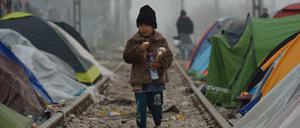 Ein Kind in einem Flüchtlingslager an der griechisch-mazedonischen Grenze.