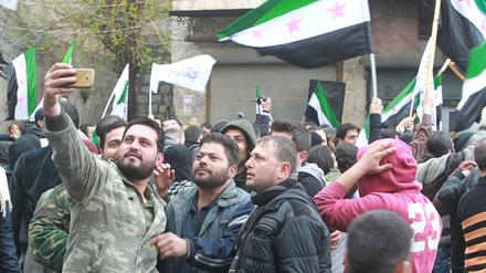 Syrische Oppositionelle bei einer Demonstration in der Altstadt von Aleppo am Dienstag.