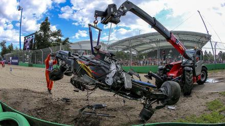 Was vom McLaren-Honda übrig blieb. Der Wagen von Fernando Alonso nach dem Crash.