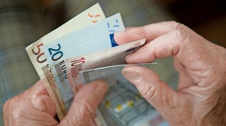 Rentner können sich auf einen kräftigen Zuwachs bei der Rente ab 1. Juli freuen.