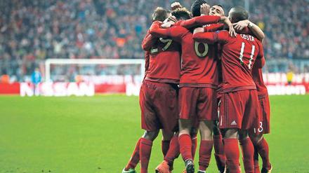 Jubelbayern. Vorstandschef Rummenigge hofft, dass der dramatische Sieg seine Mannschaft für noch größere Aufgaben zusammenschweißt.