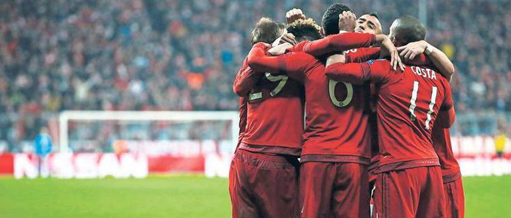 Jubelbayern. Vorstandschef Rummenigge hofft, dass der dramatische Sieg seine Mannschaft für noch größere Aufgaben zusammenschweißt.