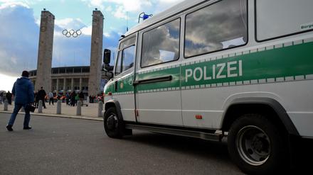 Die Polizei wird am Samstag vor dem Olympiastadion deutlich präsenter sein.