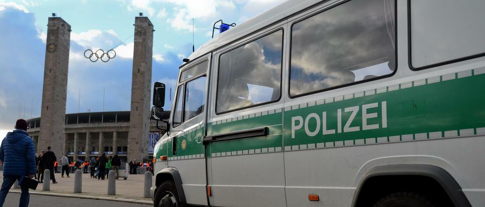 Die Polizei wird am Samstag vor dem Olympiastadion deutlich präsenter sein.