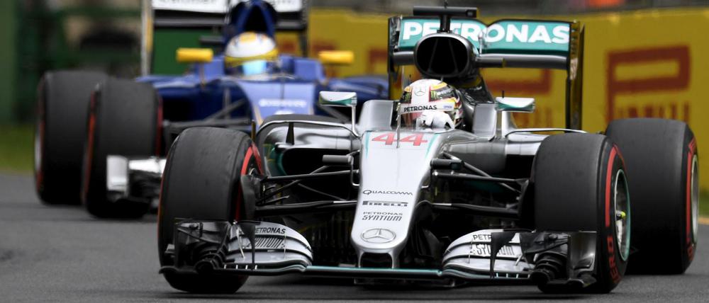 Vorneweg: Weltmeister Lewis Hamilton im Mercedes, dahinter Marcus Ericsson im Sauber.