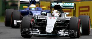 Vorneweg: Weltmeister Lewis Hamilton im Mercedes, dahinter Marcus Ericsson im Sauber.