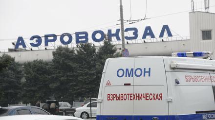 Ein Fahrzeug des russischen Innenministeriums steht nach dem Absturz vor dem Flughafen in Rostow am Don.