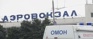 Ein Fahrzeug des russischen Innenministeriums steht nach dem Absturz vor dem Flughafen in Rostow am Don.