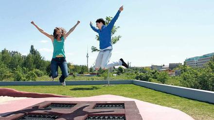 Freispringer. Trampolinspringen geht natürlich nicht nur in der Halle. In vielen Parks gibt es Trampoline, zum Beispiel im Park am Gleisdreieck, am Alexanderplatz oder hier am Nordbahnhof.