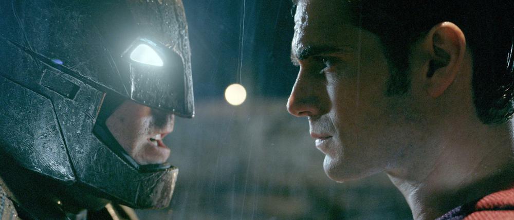 Krieg der Superhelden. Ben Affleck (l) als Batman/ Bruce Wayne und Henry Cavill als Superman/ Clark Kent in "Batman v Superman: Dawn Of Justice".