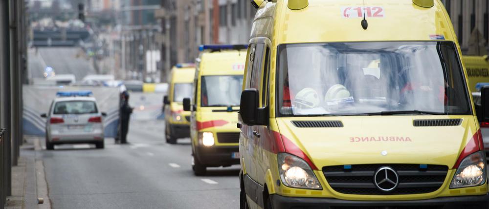 Krankenwagen verlassen in Brüssel die Metrostation Maelbeek. Bei einer neuen Terrorserie sind am Dienstag in Brüssel mindestens 26 Menschen getötet worden. Die Zahl der Verletzten liegt bei mehr als 130.
