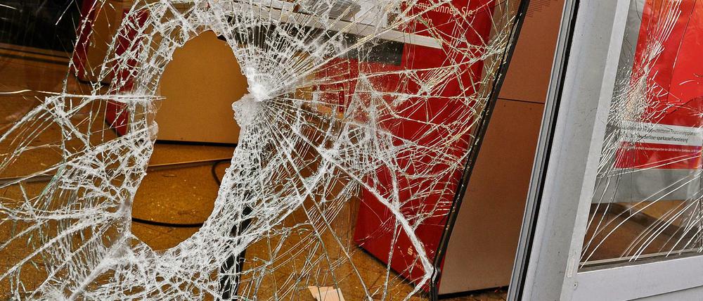 Der Täter hinterließ viele kaputte Scheiben. 