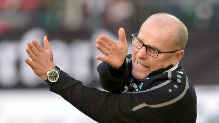 Irgendwie ziemlich durcheinander. Die Anweisungen von Thomas Schaaf bei Hannover 96 sind bislang nicht wirklich angekommen. 