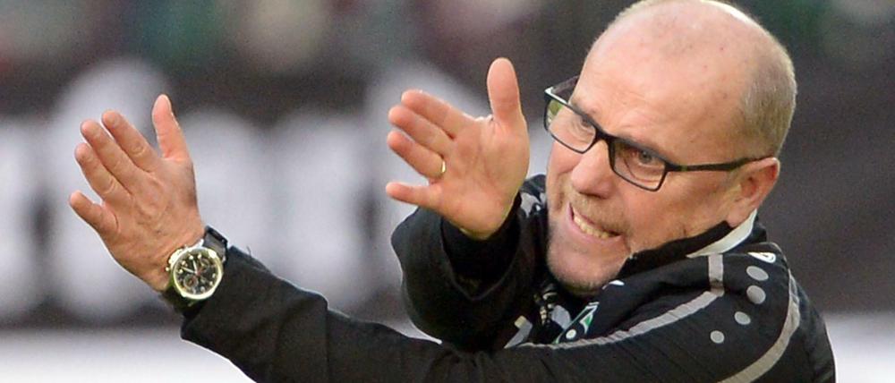 Irgendwie ziemlich durcheinander. Die Anweisungen von Thomas Schaaf bei Hannover 96 sind bislang nicht wirklich angekommen.