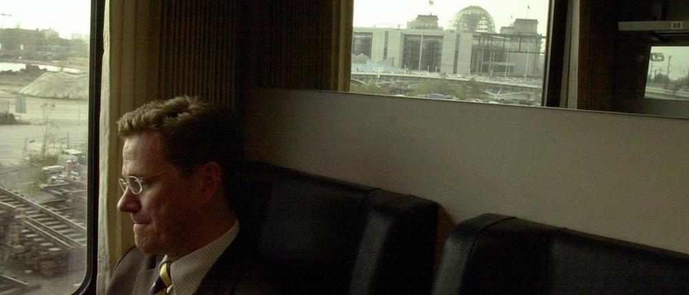 Guido Westerwelle im Zug von Berlin nach Dresden im Jahr 2003. 