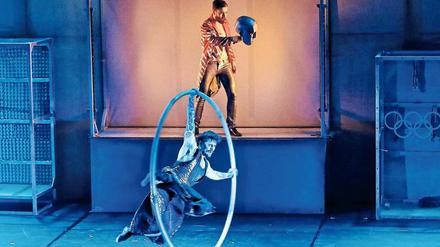 Wälzen und wenden. Eine Szene aus der zweistündigen Show mit Ethan Law im Cyr Wheel.