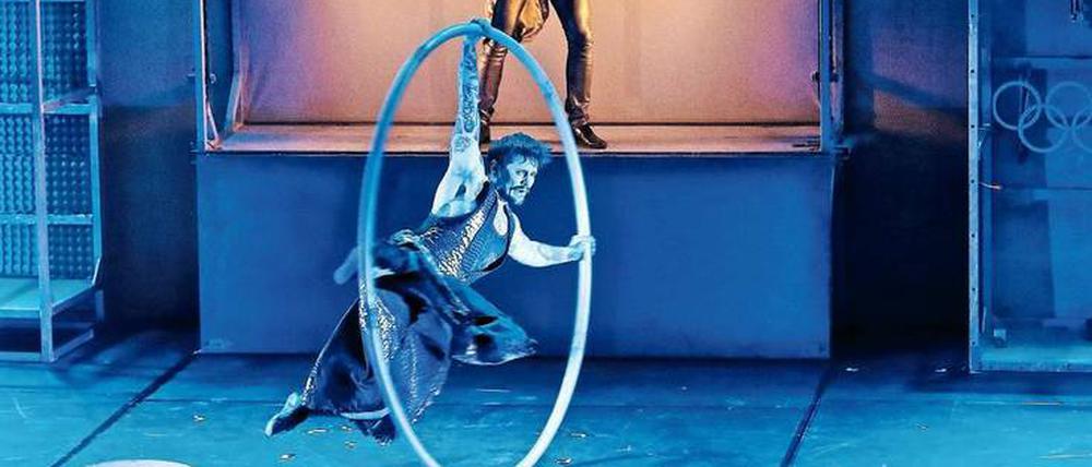 Wälzen und wenden. Eine Szene aus der zweistündigen Show mit Ethan Law im Cyr Wheel.