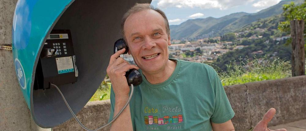 Edgar Selge verschlägt es als Musiklehrer nach Brasilien - wo ihm alles gestohlen wird. Die Spur führt ins Jugendgefängnis.