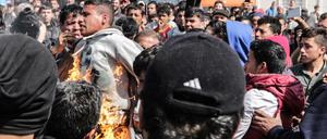 In Idomeni an der griechisch-mazedonischen Grenze haben sich am Dienstagmittag zwei Flüchtlinge selbst angezündet. 